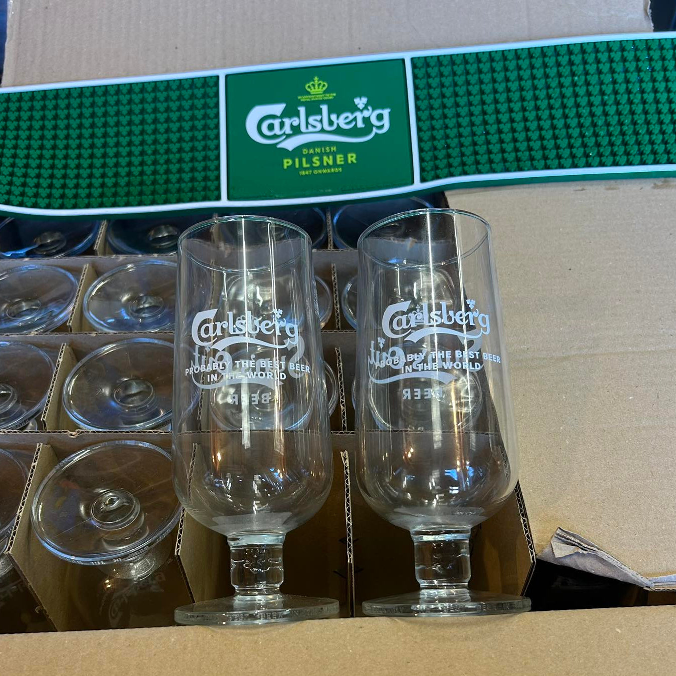 Box of 24 Carlsberg Pint Glasses & Bar Runner