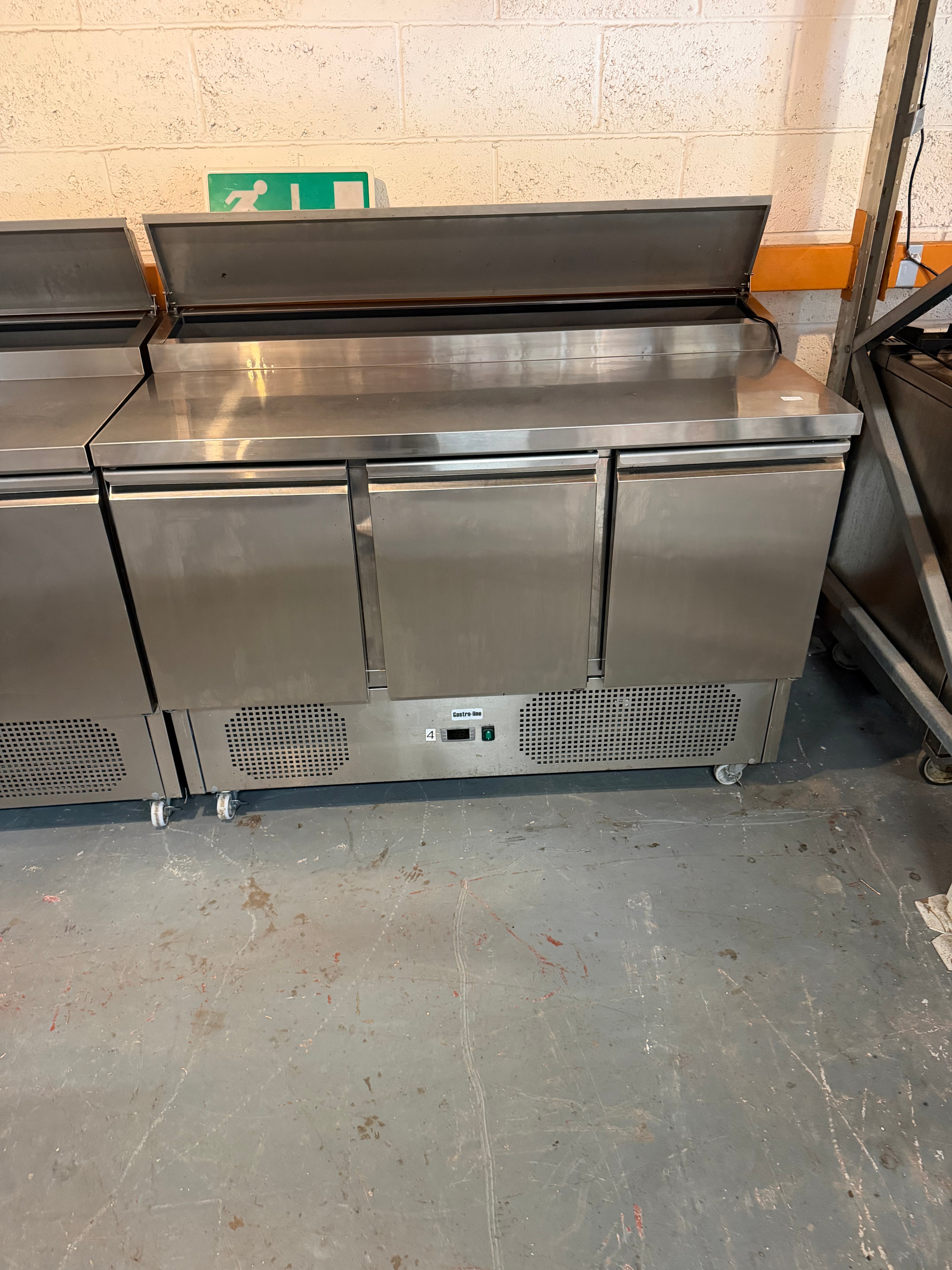 Gastro-line 3 door pizza preparation fridge