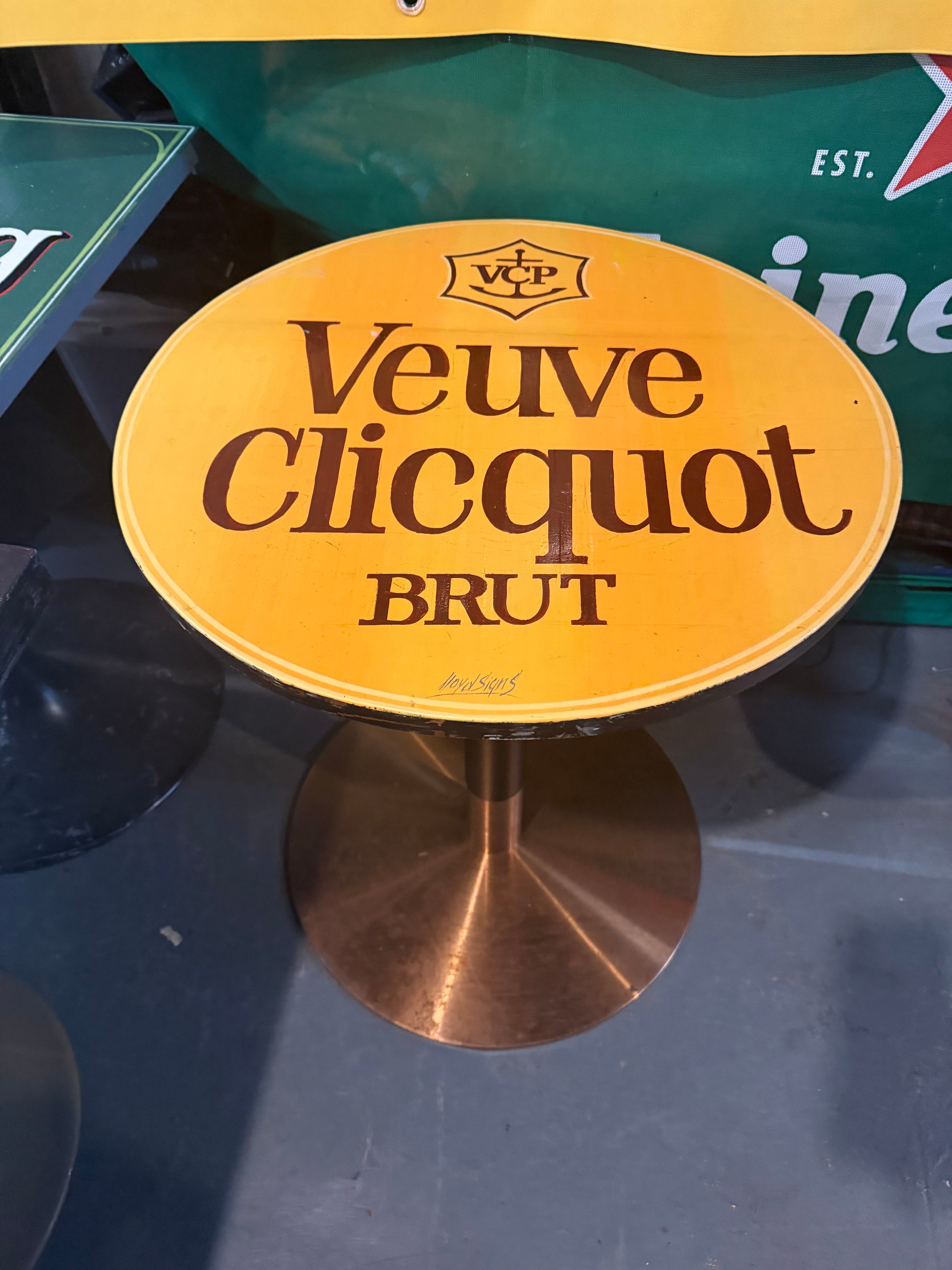Veuve Clicquot solid round table
